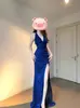 Vibras de Lujo Ligero y Elegantes, Vestido Largo Brillante de Cuello Halter en V con Abertura, Corte Ajustado y Favorecedor, Nuevo Modelo 2026 para Mujer, Verano