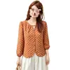 Blusa bordada floral para mujer, de cuello redondo, un solo botón, bajo redondeado, colección otoño 2026, manga tres cuartos