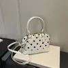 Elegante Bolso de Concha con Lunares Modelo Nuevo Verano 2026 Nicho de Alta Calidad Moderno Simple Bolso de Hombro Cruzado de Mano