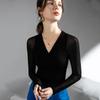 Camisa básica de manga larga con cuello bajo y malla negra para otoño e invierno.