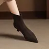 Botas delgadas de tacón de gatito con punta fina y acabado mate estilo retro para mujer, nuevas botas simples y versátiles estilo coreano para otoño e invierno 2026