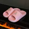 Pantuflas de suela gruesa con decoraciones de zapatos DIY para mujer, ropa de casa de verano, resistentes al desgaste, antideslizantes, sandalias de dibujos animados con lazo para baño, pareja, interior