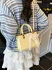 Bolsa Quadrada Pequena Portátil Mais Vendida Transfronteiriça Feminina 2025 Nova Moda de Nicho Bolsa de Ombro Bolsa Transversal de Alta Qualidade Versátil