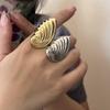 Anillo de Concha de Moda Estilo Europeo y Americano Aretes Retro Exagerados de Alta Gama Anillo de Diseño Personalizado Nicho para Mujer