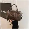 Bolsa Retrô Boston PU Feminina 2025 Nova Versátil Para Trabalho Ombro Único Transversal Bolsa Quadrada Pequena Bolsa Travesseiro Portátil