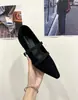 Novos sapatos Mary Jane retrô estilo francês com estampa de leopardo e bico fino para mulheres, apresentando um design de tira única e um discreto salto interno para altura adicional.