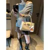 Moqie Otoño Nuevo Estilo Estilo Suave Hombros Descubiertos Corte Ajustado Floral Lana Tejida Suéter Capa Base Mq1814
