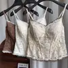 Camisole de renda retrô estilo francês com sutiã embutido, corte justo, que valoriza a silhueta e adequada como camada interna ou um top básico