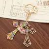 Llavero de Cruz de Diamante Retro Estilo Artístico con Pedrería Multicolor Colgante para Mochila Escolar Llavero de Metal Personalizado para Coche