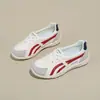 Zapatillas deportivas casuales estilo coreano resistentes al desgaste para primavera y otoño para estudiantes, zapatos para mujer que aumentan la altura, suela fina, color blocking de cuero 2026