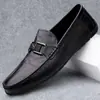 Mocasines de cuero genuino de nuevo estilo, zapatos casuales de cuero para hombre para todas las estaciones, diseño sin cordones, fáciles de poner, adecuados para conducir, transpirables, cuero suave y suela blanda