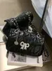 Design Yuezi 2026 Verão Nova Moda Acolchoada Clássica Versátil Texturizada Transversal Pequena Quadrada Bolsa para Mulheres
