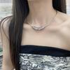 Collar de acero de titanio resistente a la decoloración, estilo de metal frío avanzado, diseño de colgante de codo curvo, collar de moda que combina con todo.