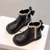 Botas Femininas 2026 Novos Sapatos Infantis de Outono e Inverno Botinhas Curtas para Bebê Menina Sapatos de Couro para Meninas com Lã Botas Martin Princesa