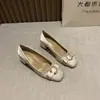 Sapatos Femininos Slip-On Versáteis e Estilosos com Design Quadrado Retrô e Strass para o Início do Outono 2026 Novo Modelo