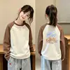 Blusa base feminina com forro de fleece escovado, coleção outono/inverno 2026, blusa interna patchwork de manga longa, camiseta quente para meninas mais velhas