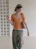Camiseta feminina estilo coreano com color-blocking, falsa peça dupla, gola U, manga curta, design de verão com efeito estiloso e emagrecedor
