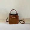Bolso de cubo de gamuza simple retro para madre e hija de terciopelo, nueva colección 2026, diseño de lujo ligero, nueva colección de otoño, bolso de hombro para mujer