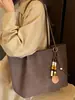 Bolso tote nuevo de alta calidad y gran capacidad para mujer 2026, adecuado para el trabajo y los desplazamientos, con un patrón tejido, diseño retro de moda y color sólido