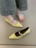 Sapatos Mary Jane Aumentadores de Altura Estilo Francês Primavera/Verão 2025 Elegantes Sapatos de Salto Baixo Bico Fino com Fivela de Metal Inspirados em Chanel