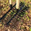 Rastrillo de acero al manganeso para jardinería, rastrillo de hierro engrosado para aflojar la tierra, rastrillo para césped, azada, herramienta agrícola, rastrillo de dientes de resorte, raspador de tierra, rastrillo de gancho