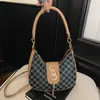 Bolsa Feminina 2026 Nova Moda Retro Europeia e Americana Bolsa Simples Texturizada Estampada Bolsa Sela Semicircular