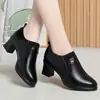 Zapatos de cuero de tacón medio para mujer estilo británico, nuevo modelo otoño 2026, cuero suave, cómodos, antideslizantes, resistentes al desgaste, zapatos que aumentan la altura para madres