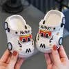 Chinelos Infantis Verão Meninos Carro Luminosos Antiderrapantes Fundo Macio Pequeno, Médio e Grande Banheiro Infantil Chinelos de Praia Meninas