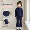 Nuevo conjunto de sudadera de primavera y otoño para niñas, con una chaqueta corta con cremallera estilo coreano y pantalones acampanados, un atuendo de dos piezas para niñas pequeñas