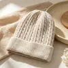 Gorro de tricô de inverno europeu e americano transfronteiriço para mulheres, forrado com fleece e espessado para aquecimento, gorro versátil para atividades ao ar livre para adultos