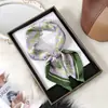 Bufanda Cuadrada de Moda Versátil Estilo Coreano Floral 70% Seda Artificial Pañuelo de Cuello Pañuelo de Cuello de Alto Grado con Puntos Venta al por Mayor