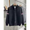 Suéter Chaqueta Cardigan de Punto Color Block Rayado para Hombre, Nuevo Estilo Americano Otoño/Invierno 2026 Cardigan Espesado con Cuello Alto