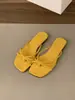 Pantuflas Chuyuji estilo francés brisa de verano para mujer, nuevas sandalias planas de dedo de verano 2026 con finas tiras plateadas