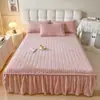 Falda de Cama de Terciopelo de Leche Pieza Única Acolchada Engrosada Color Sólido Antiestática Cubrecama Otoño e Invierno Falda de Cama de Terciopelo de Leche Juego de Tres Piezas Venta al por Mayor