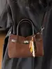 Yue Zi 2026 Verano Nuevo Bolso de Mano para Mujer Elegante Retro Bandolera Cruzada de Hombro Bolso Tote de Moda Tendencia para el Trabajo