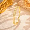 Pulsera calada con estampado floral y adornos de pedrería, un diseño delicado y único, perfecta para el uso diario y versátil para diversas ocasiones