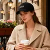 Gorra de Béisbol Bordada con Letra Nueva de Primavera y Otoño para Hombres y Mujeres Parte Superior Suave Gorra Americana con Visera Sombrero de Sol Casual para Exteriores de Ala Corta