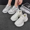 Zapatos Koreanos Ins de la Nueva Versión para Papá para Mujer 2026 Primavera Estudiante Deportivos para Correr Casuales con Suela Gruesa para Aumentar la Altura Zapatos para Correr
