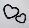 Venta al por mayor de Anillos de Corazón Hueco de Resina con Purpurina Plateada en Forma de Corazón y Hebilla Estilo Japonés para Cinturones y Esquinas de Ropa