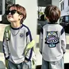 Camiseta de manga comprida com blocos de cor e retalhos para meninos, estilo primavera e outono, coleção de outono infantil, para meninos mais velhos, camiseta com manga raglan, blusa de modelagem solta