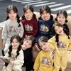 Conjunto de dos piezas de gato de dibujos animados estilo coreano para niños pequeños, con sudadera con forro polar y pantalones de cintura elástica hasta el tobillo, disponible en varios colores, proporcionando calidez para otoño e invierno