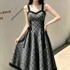 Vestido retro elegante de tirantes a rayas estilo francés para mujer, nueva colección primavera/verano 2026, con una elegante cintura de corbata y un diseño largo