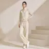 Este conjunto de outono/inverno estiloso e de alta qualidade é imperdível: uma sweatshirt versátil e com bom caimento combinada com calças de perna larga, criando um conjunto de duas peças casual e fashion para mulheres