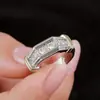 Anillo de Oro Blanco Bicolor Galvanizado con Diamantes Nuevo Modelo de Venta Caliente Transfronteriza Europeo y Americano Anillo de Cobre para Hombres Joyería Fabricante Mayorista