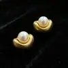 Diseño de Nicho Atracción de Riqueza y Auspiciosidad Pendientes de Botón de Perla de Agua Dulce Yuanbao Cepillado para Mujer Joyería de Oreja Única de Lujo Ligero Pendientes