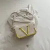 Bolso pequeño de moda con diseño grande en forma de V para mujer, nuevo bolso cuadrado pequeño de moda vintage de alta gama para otoño 2026