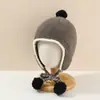 Chapéu de Lã Infantil Estilo Coreano Estilo Estrangeiro com PomPom de Pelo Outono e Inverno Quente Espessado Tricotado com Proteção de Orelha Tendência para Homens e Mulheres Bebê
