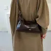 Bolso de hombro simple estilo 2026, bolso de mano retro para mujer, de axila cruzado, superficie brillante, bolso cruzado de moda de invierno