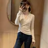 Camiseta de moda irregular elegante de manga larga con cuello en V plisado para mujer, adecuada tanto para llevar sola como debajo de otra prenda, nuevo top ajustado de principios de otoño 2026