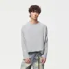 Camiseta de manga larga para hombre, color gris claro, con dobladillo enrollado, cuello henley a rayas, estilo casual de alta gama, camiseta básica versátil, corte limpio